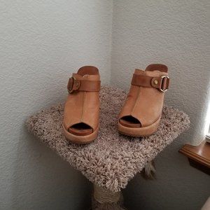 Tan mule